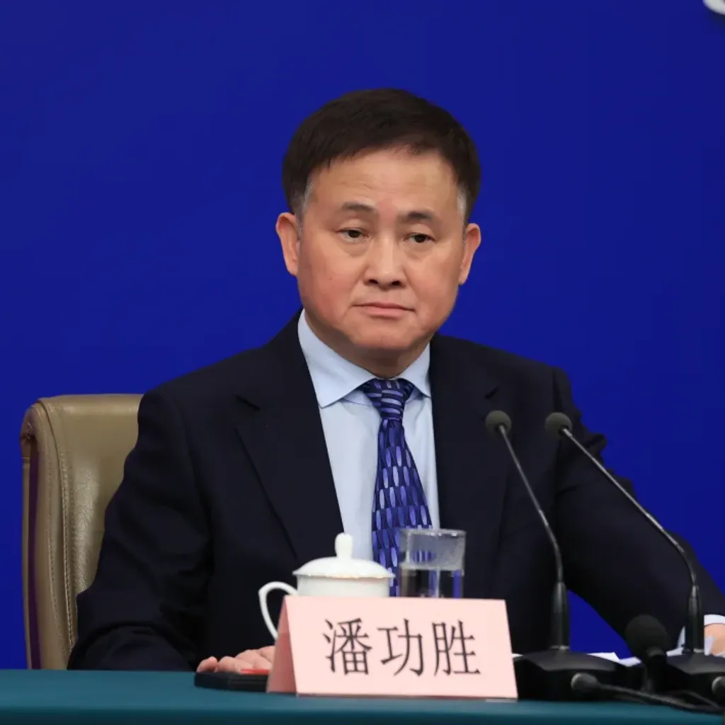 China Lowers Rates, Adds $138.5B Liquidity as Growth Risks Rise